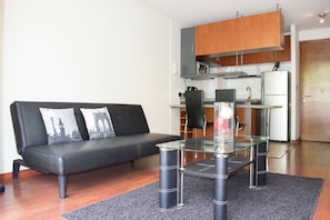 Apartamento | Área de estar | TV de tela plana 30 polegadas com canais digitais, TV, Netflix
