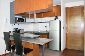 Apartamento | Cozinha privada | Geladeira grande, micro-ondas, fogão, cooktop