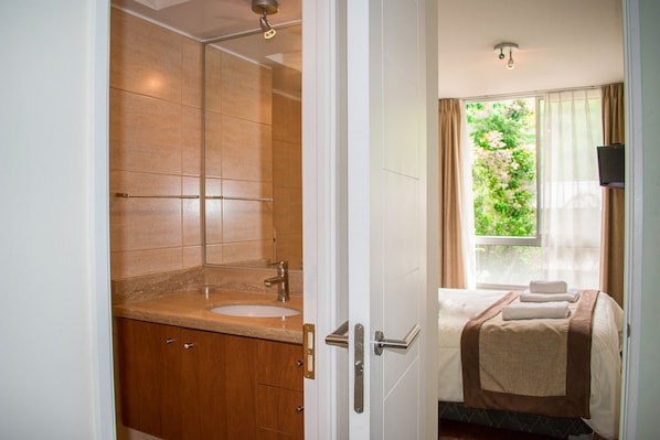 Apartment | Badezimmer | Regendusche, kostenlose Toilettenartikel, Haartrockner, Handtücher