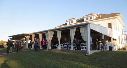 Historiallinen 3-kerroksinen 12 huoneen hotelli historiallisella karjatilalla Guadalupe-joella