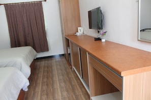 Habitación doble (Twin Double) | Minibar, tabla de planchar con plancha, wifi gratis y ropa de cama 