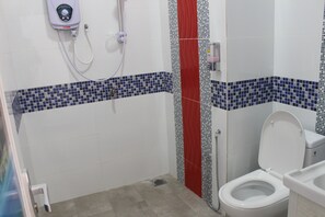 开间, 1 张特大床 | 浴室 | 淋浴设施、免费洗浴用品、毛巾