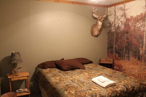 6 bedrooms, free WiFi, bed sheets - Relax at Pond View Loft—your cozy barn-top retreat with pond views, fires, and fishing fun. (Thompsonville)
