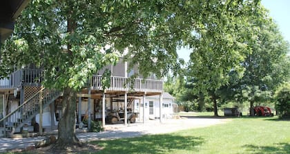 Southern Il. Lodge with a View and a pond