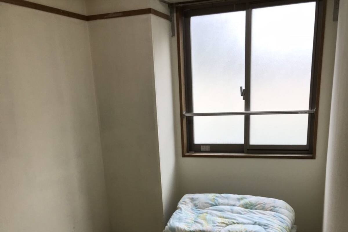 1 Bedroom - No Shower, Shared Toilet