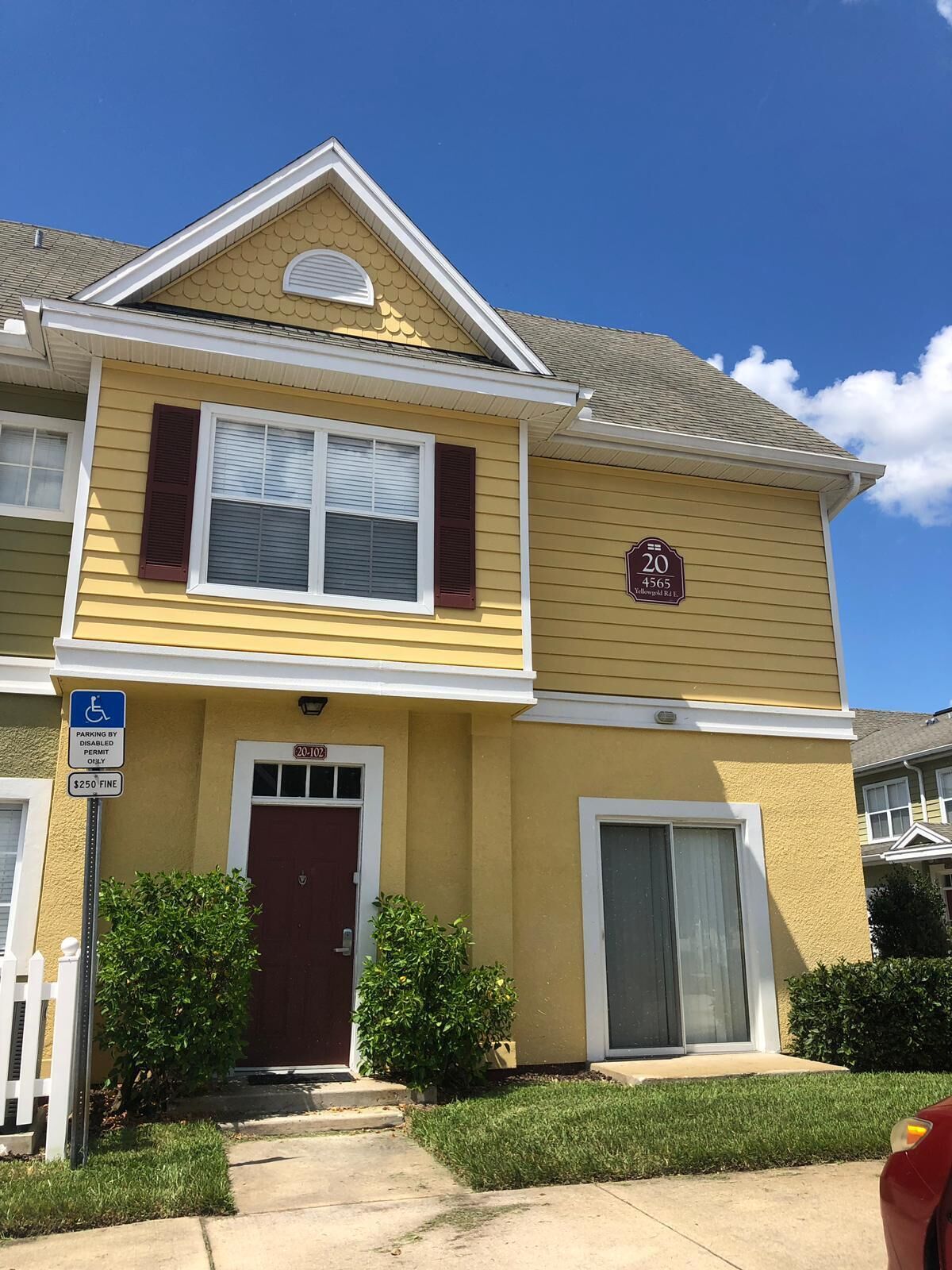 Beautiful town house in a great gated community 5 miles from Disney entrance