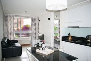 Apartamento | Cocina privada | Frigorífico grande, microondas, horno y placa de cocina