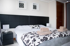 1 dormitorio, cortinas opacas, tabla de planchar con plancha