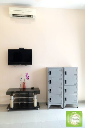 Gemeinsamer City-Schlafsaal | Schreibtisch, laptopgeeigneter Arbeitsplatz, kostenloses WLAN