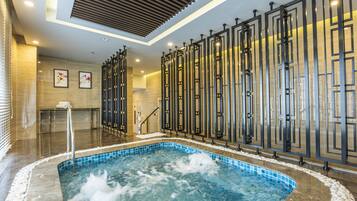 Salas de tratamiento para parejas, un sauna, una bañera de hidromasaje