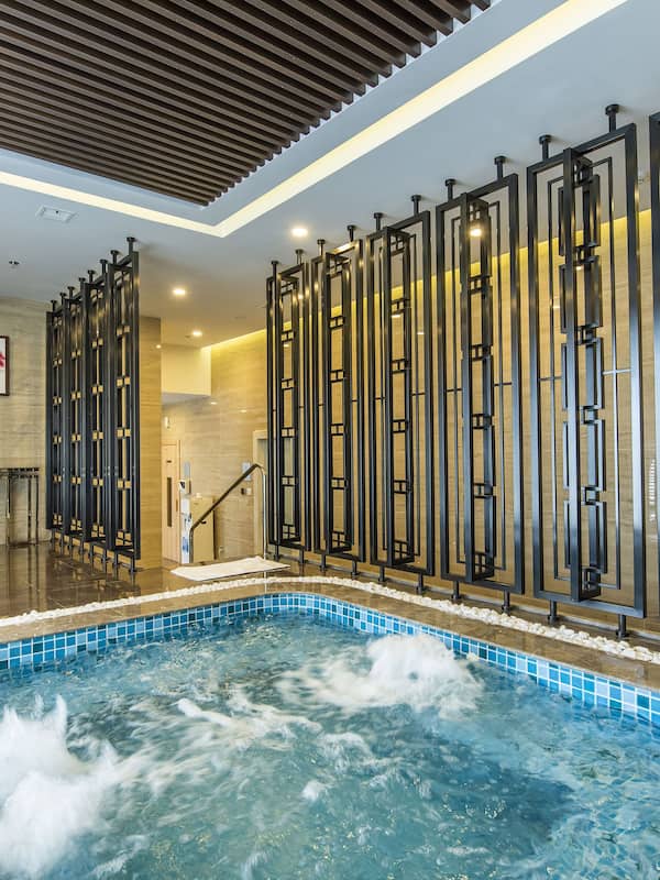 Couples treatment rooms, sauna, hot tub, steam room, body treatments
