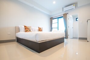 Habitación doble estándar | Escritorio, espacio para trabajar con laptop y cortinas blackout