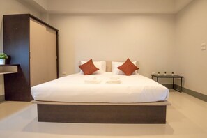Desk, laptop workspace, blackout curtains, soundproofing - J2 Residence Chiang Rai (Chiang Rai)
