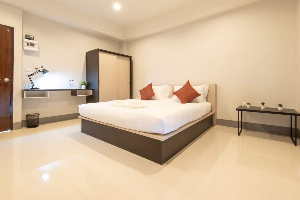 Standard Double Room | Desk, laptop workspace, blackout drapes, soundproofing