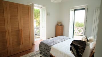 6 bedrooms, iron/ironing board, free WiFi, bed sheets