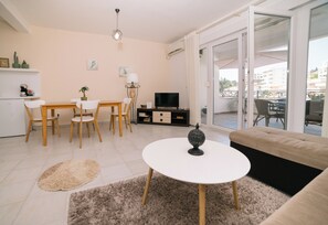 TV - Onebedroom Apartment with Large terrace and Sea view (UL)