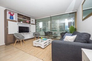 Télévision à écran plat de 60 pouces avec chaînes par câble, télévision