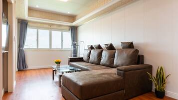 2-Bedroom Apartment | Area keluarga | TV layar datar