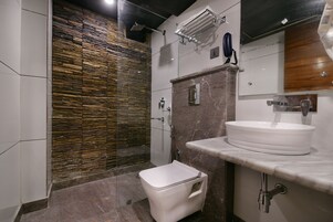 Shower, rainfall showerhead, free toiletries, hair dryer