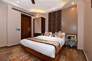 Egyptian cotton sheets, premium bedding, down duvets, pillow-top beds - Hotel Blue Pearl (New Delhi)