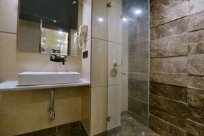 Deluxe Double Room | Bathroom | Shower, rainfall showerhead, free toiletries, hair dryer - Hotel Blue Pearl (New Delhi)