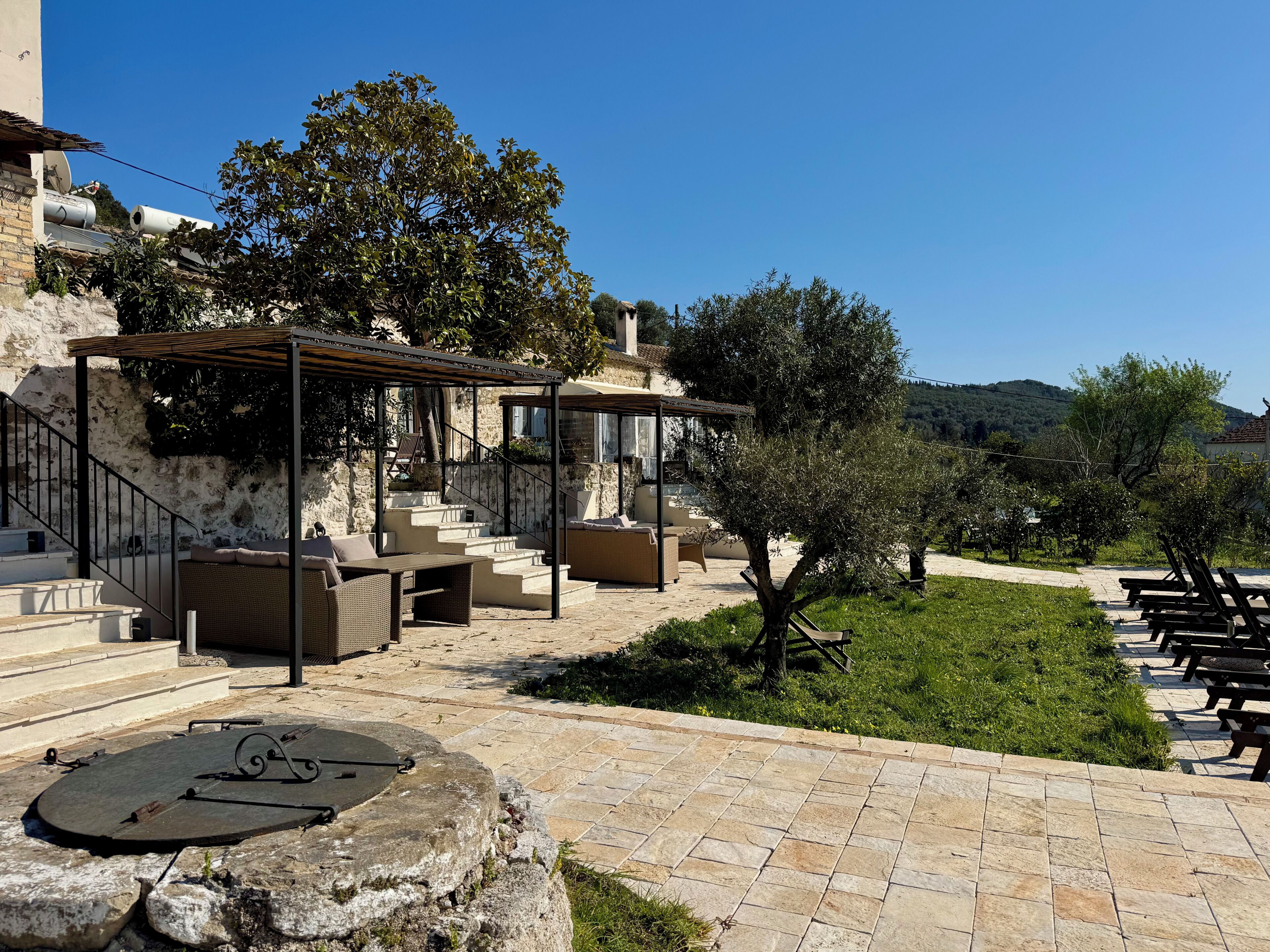 En 43-tommers Flatskjerm-TV med Parabol-TV samt TV og peis