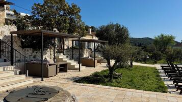 En 43-tommers Flatskjerm-TV med Parabol-TV samt TV og peis