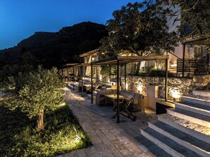 En 43-tommers Flatskjerm-TV med Parabol-TV samt TV og peis