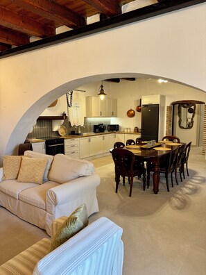 Family Twin Room, 2 Bedrooms, Non Smoking, Pool View | Living area