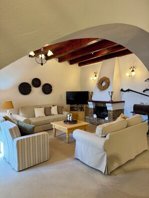 Habitación familiar con 2 camas individuales, 2 habitaciones, no fumadores, vistas a la piscina | Zona de estar | Televisión de pantalla plana de 43 pulgadas con canales por satélite