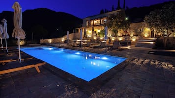 Piscine extérieure (ouverte en saison), parasols de plage