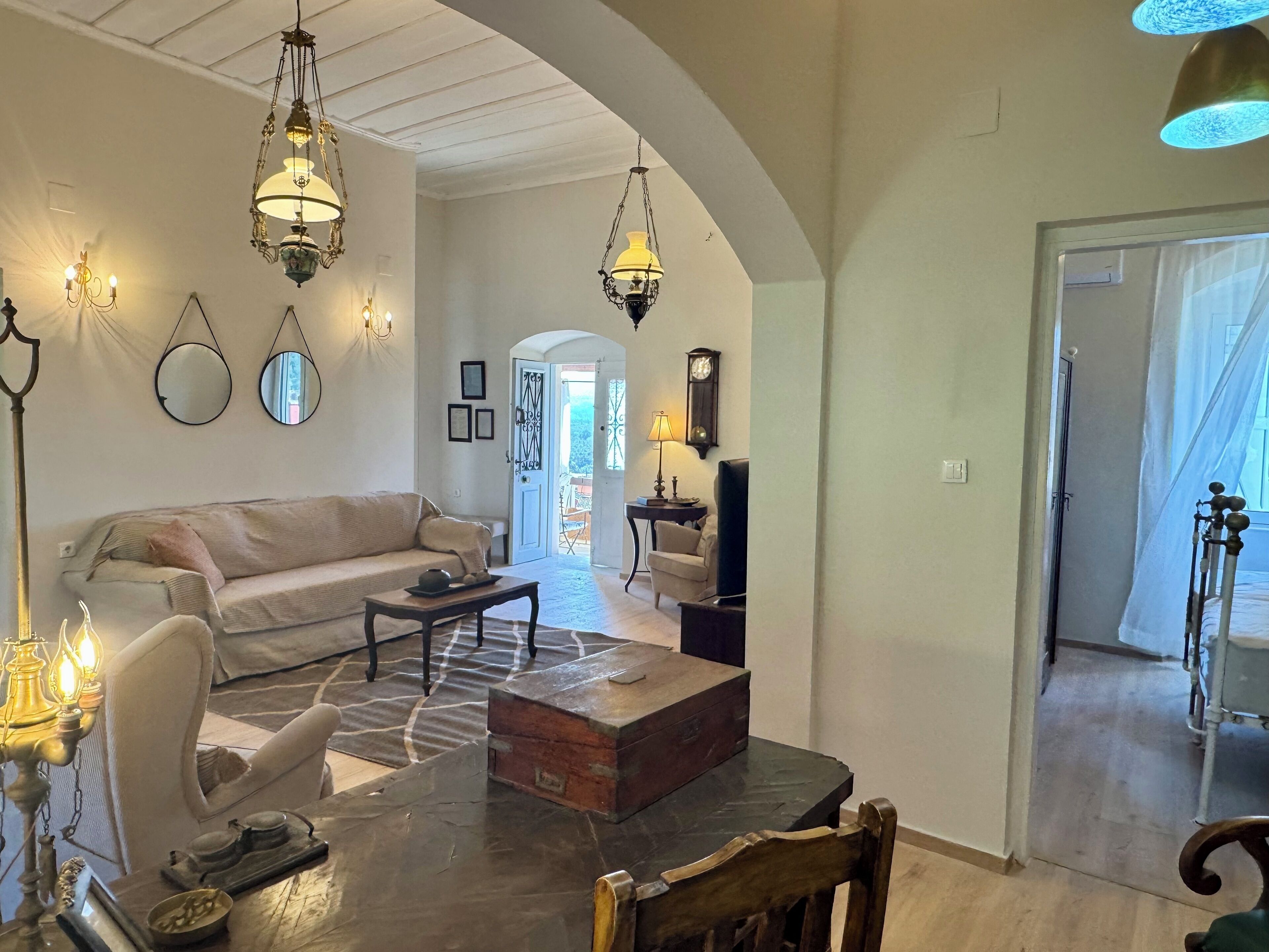 أسرّة بإسفنج يتكيف مع شكل الجسم ومكتب ومساحة عمل للكمبيوتر المحمول