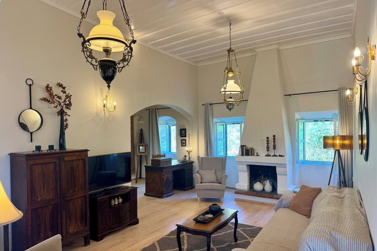 Traditionele vierpersoonskamer, 2 slaapkamers | Bedden met traagschuimmatras, een bureau, een laptopwerkplek