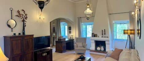 أسرّة بإسفنج يتكيف مع شكل الجسم ومكتب ومساحة عمل للكمبيوتر المحمول