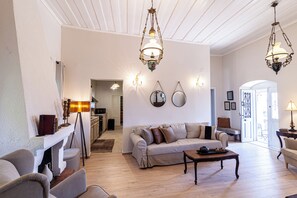 Traditional-Vierbettzimmer, 2 Schlafzimmer | Wohnbereich | 43-Zoll-Flachbildfernseher mit Satellitenempfang, Fernseher, Kamin