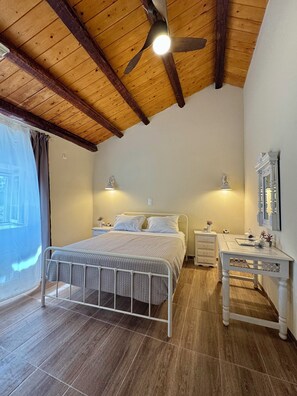 Habitación doble superior, 2 habitaciones, vistas a la piscina | Colchones viscoelásticos y escritorio