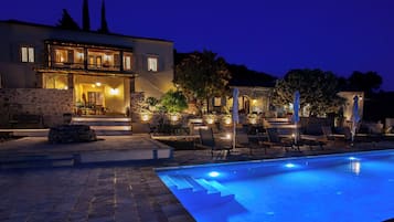 Hồ bơi ngoài trời phục vụ theo mùa, dù/ô trên bãi biển/hồ bơi