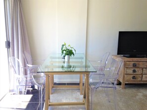 Classic Apartment, 1 Bedroom | In-room dining
