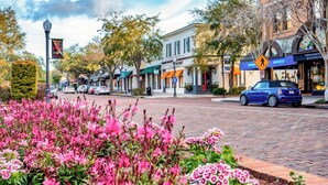 A street lined with shops and a pedestrian crossing. - Casa Winter Park (Winter Park)
