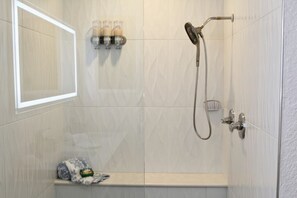 Secador de cabelo, toalhas de banho, sabonete, shampoo