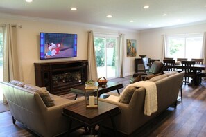 Smart TV, chimenea, estéreo