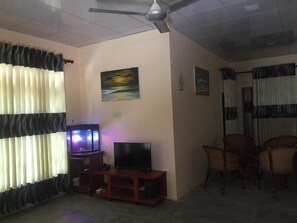 32-inch LED TV with satellite channels, TV - Kalindu Residence (Tangalle)