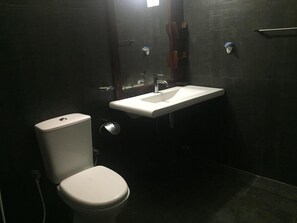 Regadera, amenidades de baño gratuitas, bidet, toallas 
