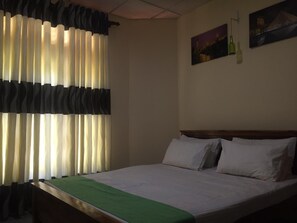 Minibar, desk - Kalindu Residence (Tangalle)