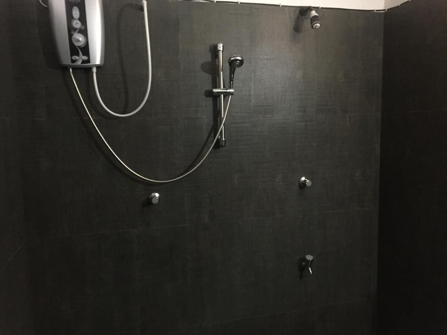 Pancuran mandi, kelengkapan dandanan diri percuma, bidet 