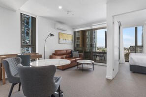 Apartamento, 1 habitación | Zona de estar | Una Smart TV