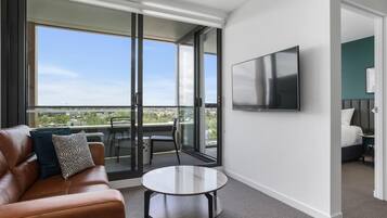 Huoneisto, 1 makuuhuone, parveke | 1 makuuhuone, ylelliset vuodevaatteet, työpöytä, silitysrauta/-lauta