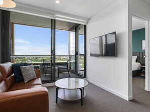 Literie de qualité supérieure, bureau, fer et planche à repasser