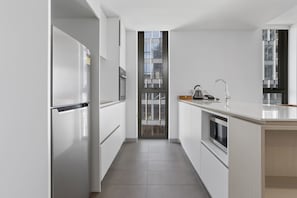 Apartamento, 1 habitación | Cocina privada | Frigorífico grande, microondas, horno y placa de cocina