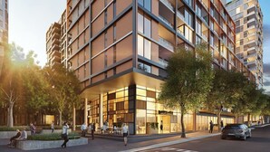 Un hôtel à plusieurs étages doté d’une architecture moderne, comprenant un espace ouvert au niveau du rez-de-chaussée avec des sièges et un passage piéton.